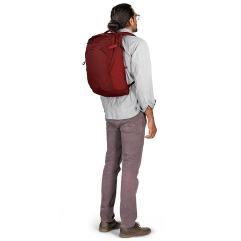 Osprey Apogee Men's Commute Daypack in use