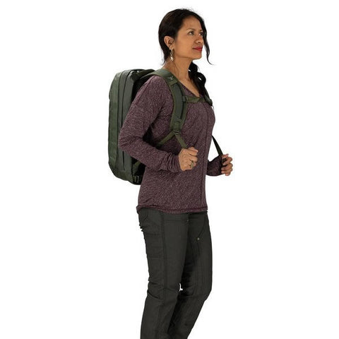 Osprey Transporter 20 Litre Panel Opening Commute Daypack in use on back side view